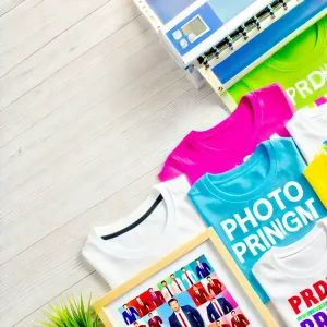 Diferentes tipos de camisetas personalizadas sobre una mesa de madera